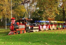 Zwei Kinder (7 u. 9 J.) von Parkeisenbahn erfasst und verletzt