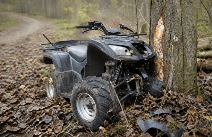 Quad auf einem Feldweg als Symbolbild für einen tödlichen Quad-Unfall bei Laubach im Rhein-Hunsrück-Kreis