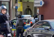 Geiselnahme in Bank beendet – Fahndung nach flüchtigen Tätern läuft