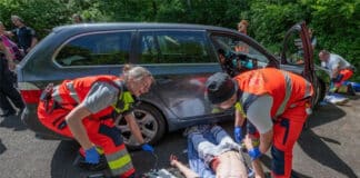 Auto in Menschenmenge – Rettungskräfte üben Ernstfall