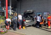 Auto kracht in Supermarkt – Beifahrerin schwer verletzt