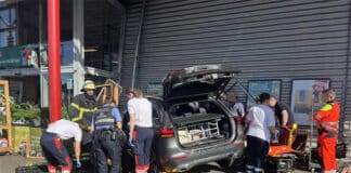 Auto kracht in Supermarkt – Beifahrerin schwer verletzt