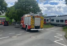 An Bahnübergang übersehen: Auto von Regionalzug erfasst
