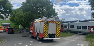 An Bahnübergang übersehen: Auto von Regionalzug erfasst