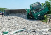 Lkw kippt auf A6 um – Autobahn nach Reifenplatzer blockiert