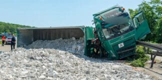 Lkw kippt auf A6 um – Autobahn nach Reifenplatzer blockiert