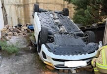 Autofahrer durchbricht Mauer und stürzt vier Meter tief