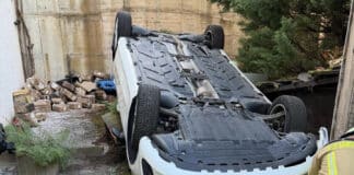 Autofahrer durchbricht Mauer und stürzt vier Meter tief