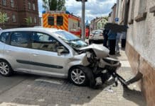 Fahrerin rast ungebremst in Hauswand – Drei Verletzte