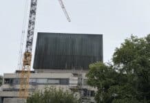 Theater Trier: Sanierung des Bühnenturms gestartet – Photovoltaik statt Kupferfassaden