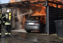 Carport brennt in Niersbach – drei Personen vom Rettungsdienst behandelt