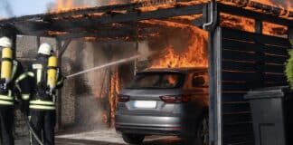 Carport brennt in Niersbach – drei Personen vom Rettungsdienst behandelt
