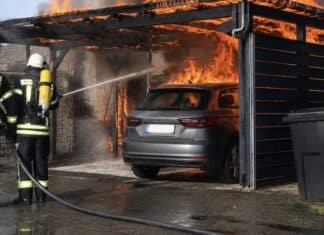 Carport brennt in Niersbach – drei Personen vom Rettungsdienst behandelt