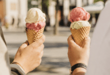 Beste Eisdiele in Rheinland-Pfalz: Eiscafé Rigoni aus Trier gewinnt Falstaff-Voting 2026 Zwei Personen essen Eis in der Waffel in sommerlicher Innenstadt-Atmosphäre – Symbolbild zum Falstaff-Sieg des Eiscafés Rigoni aus Trier als beliebteste Eisdiele in Rheinland-Pfalz 2026.