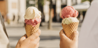 Beste Eisdiele in Rheinland-Pfalz: Eiscafé Rigoni aus Trier gewinnt Falstaff-Voting 2026 Zwei Personen essen Eis in der Waffel in sommerlicher Innenstadt-Atmosphäre – Symbolbild zum Falstaff-Sieg des Eiscafés Rigoni aus Trier als beliebteste Eisdiele in Rheinland-Pfalz 2026.