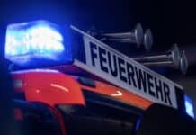 Saarland: 6-stelliger Schaden – PKW-Brand greift auf Gebäudekomplex über