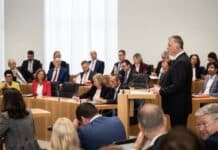 Landtag debattiert über Schnieders Regierungserklärung – letzte Sitzung vor der Sommerpause