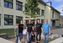 „Einladender Ort auf dem Schulhof“: Baumpflanzaktion an Grundschule Leiwen