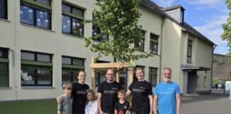„Einladender Ort auf dem Schulhof“: Baumpflanzaktion an Grundschule Leiwen