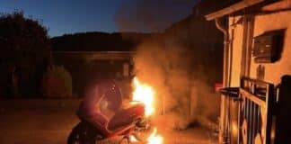 Motorroller brennt in Prüm – Übergreifen der Flammen auf Haus verhindert