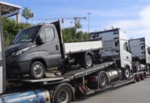 Trierweiler: Sattelzug viel zu lang – zwei Sattelzugmaschinen und Pritschenwagen geladen
