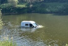 Eifelkreis: Frau fährt auf Campingplatz mit PKW in die Sauer – Traktor zieht Auto raus