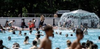Tumult in saarländischem Freibad – streitende Menge von 100 Personen
