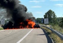 Flammen-Inferno legt Verkehr auf der A65 lahm