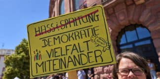 Hunderte fordern Überprüfung rechtsextremer Parteien