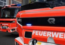 Eifel: Zwei Einfamilienhäuser in Leimbach in Flammen Feuerwehrwagen