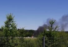 ++ Flugzeugdrama in Föhren: Kleinflugzeug stürzt ab und brennt völlig aus! ++ Rauchwolke nach Absturz eines Kleinflugzeugs auf dem Flugplatz Föhren bei Trier