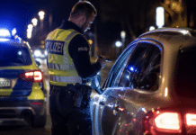 Kontrolle außer Kontrolle: Mann attackiert Polizisten in Trierer Luxemburger Straße! Polizeikontrolle bei Nacht als Symbolbild für einen Widerstand gegen Polizeibeamte in Trier.