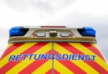 Erst bewusstlos – dann aggressiv: Betrunkener attackiert Retter und Polizei