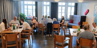 Trier: Azubis bringen Online-Banking in Einrichtung der Vereinigten Hospitien verständlich näher