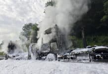 RLP: Zwei Fahrzeuge nach Frontalcrash auf der B54 in Flammen
