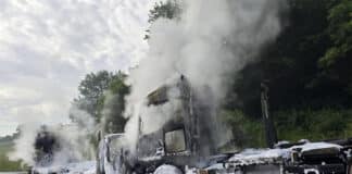 RLP: Zwei Fahrzeuge nach Frontalcrash auf der B54 in Flammen