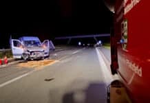 Anhänger schleudert über A61 – Zwei Verletzte