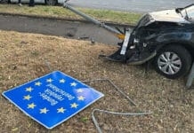 Doppelte Grenzüberschreitung: Autofahrer donnert mit über 2 Promille in Grenzschild