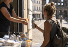 Hilfe bei Hitze in Trier: SkF verteilt Trinkflaschen und Sonnenmilch an obdachlose Frauen Trinkflasche und Sonnenmilch als Hitzehilfe für obdachlose Frauen in Trier
