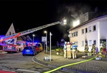 Brand im Mehrfamilienhaus: Zwei Personen schwer verletzt