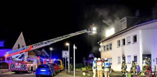 Brand im Mehrfamilienhaus: Zwei Personen schwer verletzt