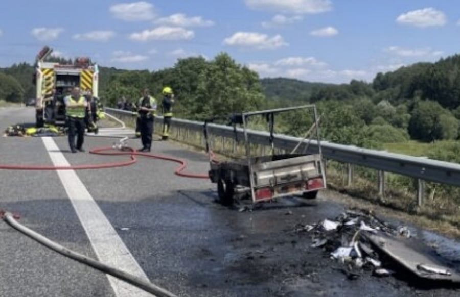 Brand-von-PKW-Anh-nger-sorgt-f-r-Feuerwehreinsatz-am-Dreieck-Vulkaneifel