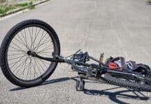 Region: Radfahrer erleidet Schädel-Hirn-Trauma, Rippenfraktur und Beckenprellung