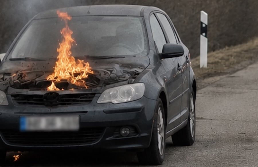 Pl-tzliche-Rauchentwicklung-PKW-auf-A1-bei-Hasborn-in-Flammen