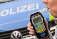 Crash auf der A6: Volltrunkene Mutter schleudert mit ihren Kindern ungebremst in die Leitplanke