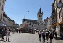 Messerverdacht auf dem Hauptmarkt: Polizei fixiert Mann in Trierer Innenstadt